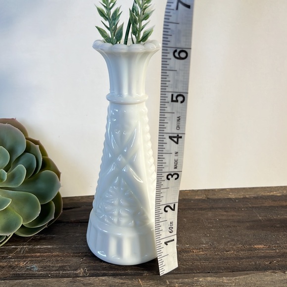 🎁 4/$25 - VINTAGE Milk Glass Vase - Picture 6 of 6